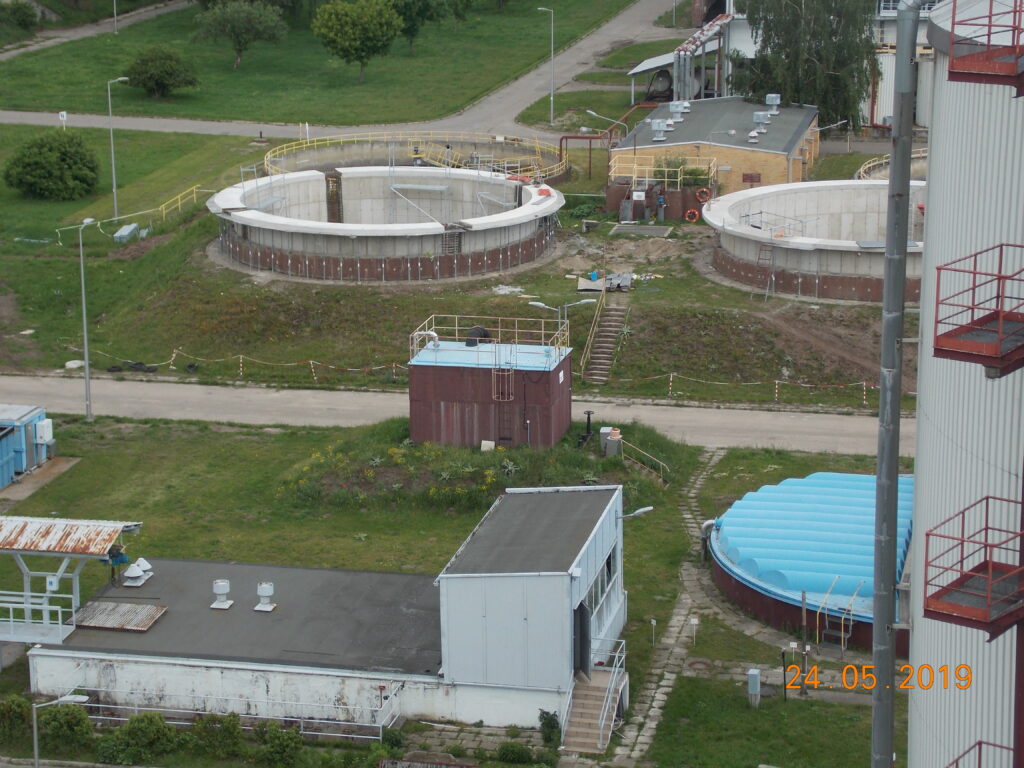 Zbiorniki i budynki technologiczne oczyszczalni, widok z góry.
