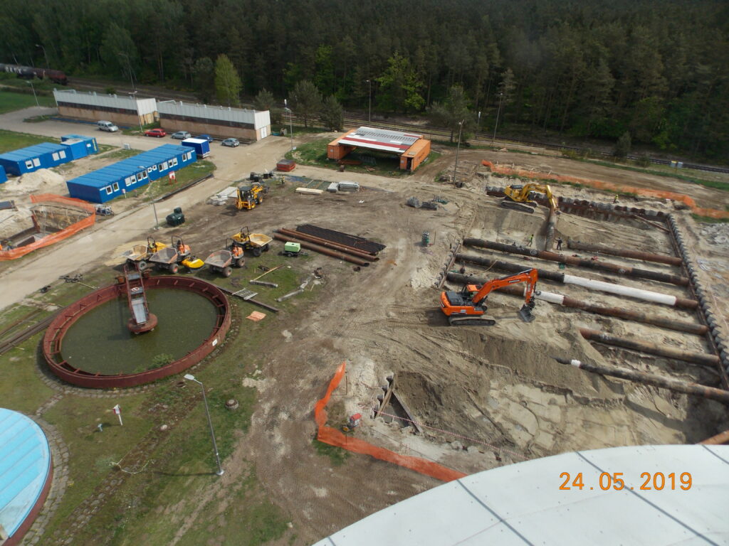 Zaplecze budowy i wykopy na terenie oczyszczalni, widok z góry.