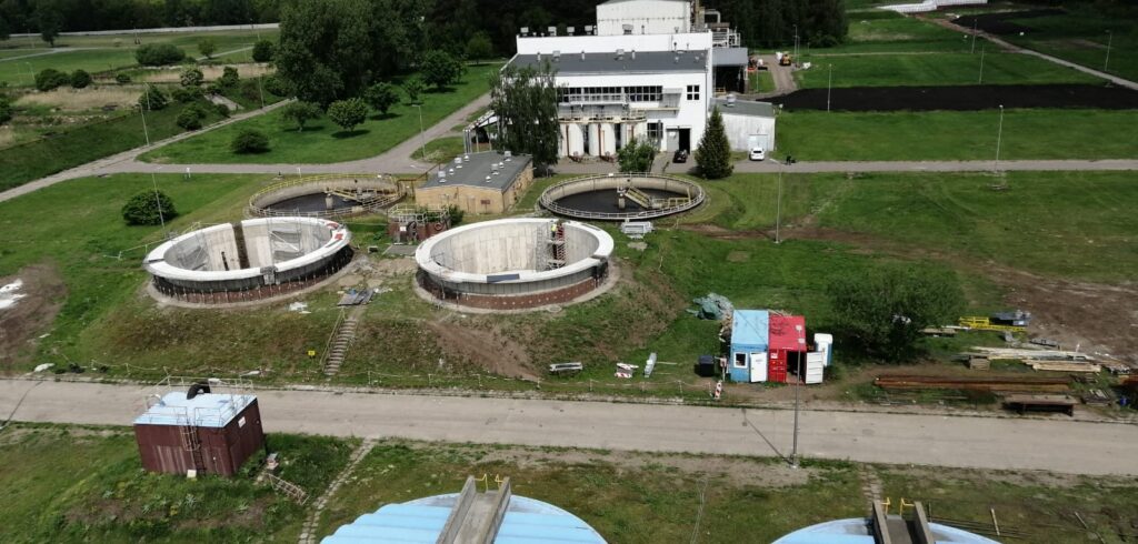 Osadniki i budynek techniczny oczyszczalni, widok z lotu ptaka.