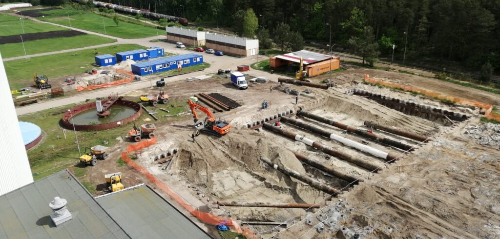 Widok z lotu ptaka na rozbudowę oczyszczalni: wykopy i przygotowane rurociągi.