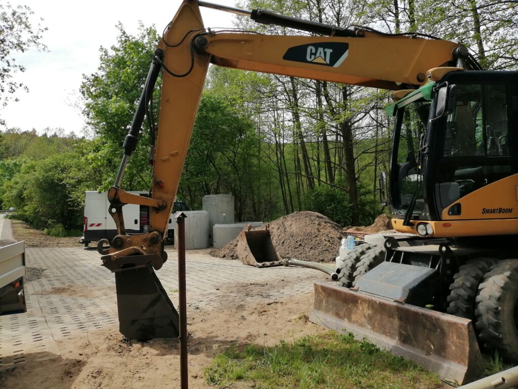 Koparka przy pracach ziemnych na terenie modernizowanej przepompowni ścieków.