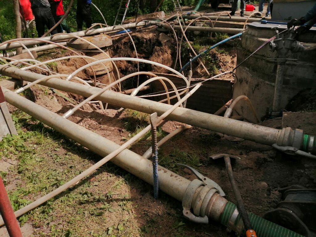 Wykop z rurociągami obejściowymi podczas modernizacji przepompowni ścieków.