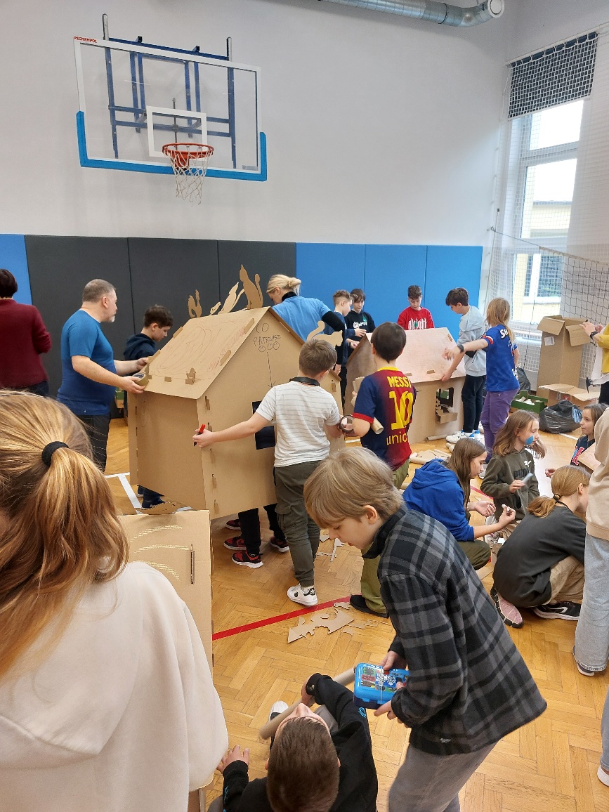 Uczniowie budują domki z kartonu