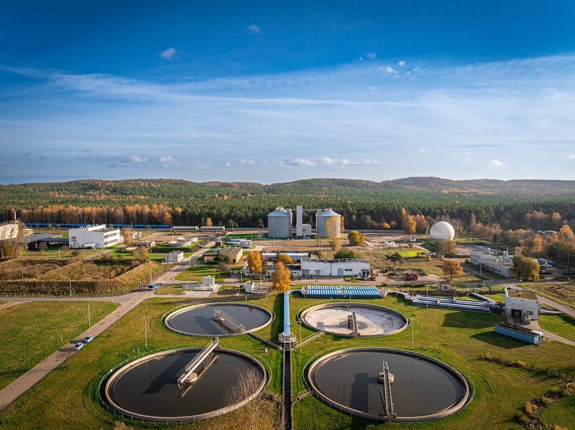 Widok z lotu ptaka na zbiorniki oczyszczalni i zbiorniki biogazu GOŚ Dębogórze
